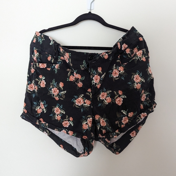 Torrid Floral Shorts Size 22 - Picture 2 of 5